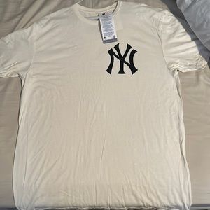 MLB Yankees tan t-shirt